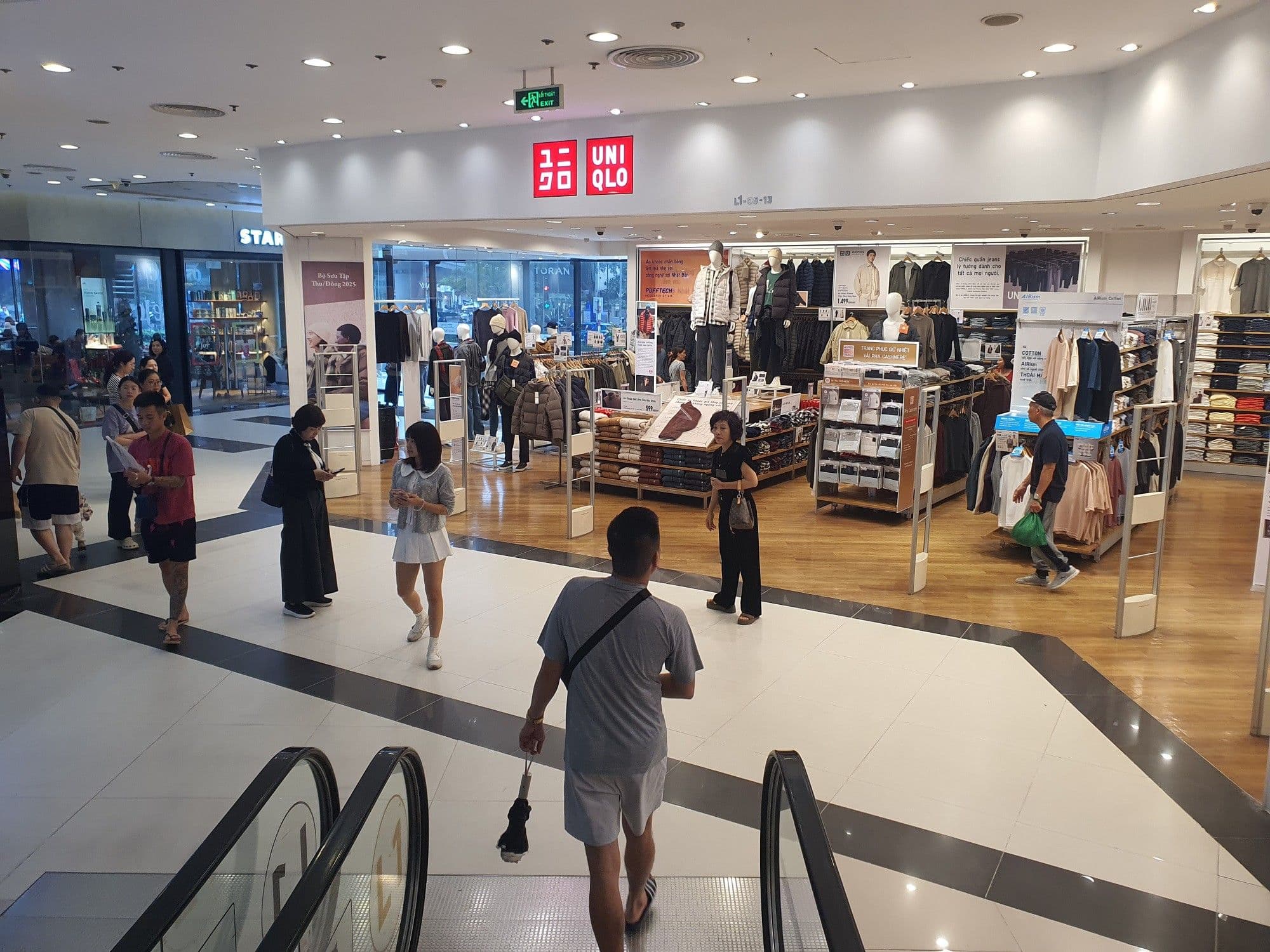 Một không gian mua sắm yên tĩnh, gợi ý về sự chuyển dịch trong thói quen tiêu dùng và cách mỗi cá nhân tìm kiếm giá trị thực sự, không bị cuốn theo trào lưu.