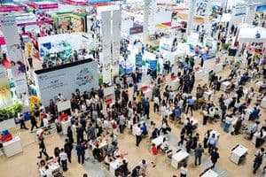 Một không gian triển lãm đông đúc, tượng trưng cho thị trường cạnh tranh khốc liệt giữa các thương hiệu.