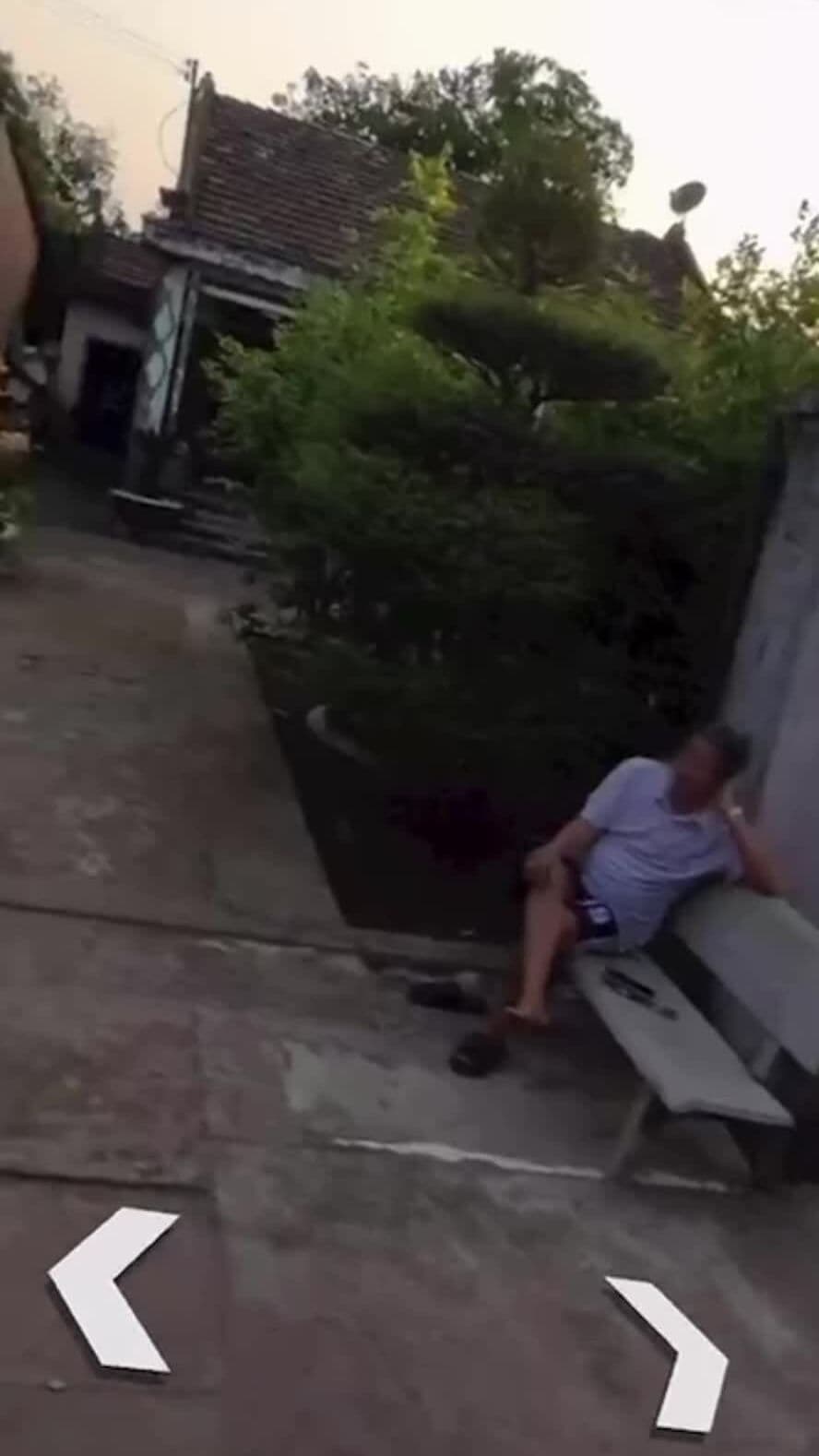 Một khoảnh khắc đời thường được ghi lại qua Google Street View, thể hiện công nghệ ảnh 360 độ.