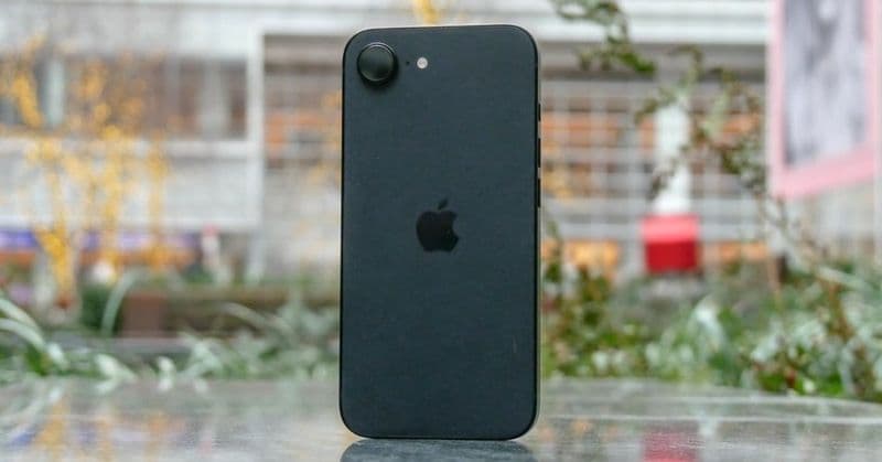 Mặt lưng một chiếc iPhone màu đen, tượng trưng cho các mẫu iPhone tầm trung trước đây của Apple trong cuộc đua thị trường.