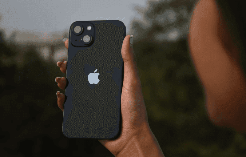 Mặt lưng một chiếc iPhone màu đen với cụm camera kép, biểu tượng cho thiết kế và công nghệ của dòng sản phẩm tầm trung mới.