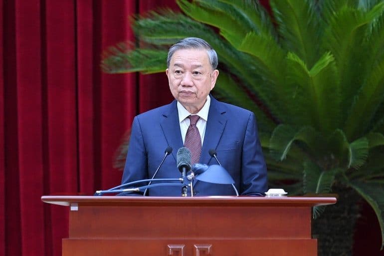 Một lãnh đạo cấp cao phát biểu tại bục, nhấn mạnh tinh thần kỷ cương và nguyên tắc 'không vùng cấm'.