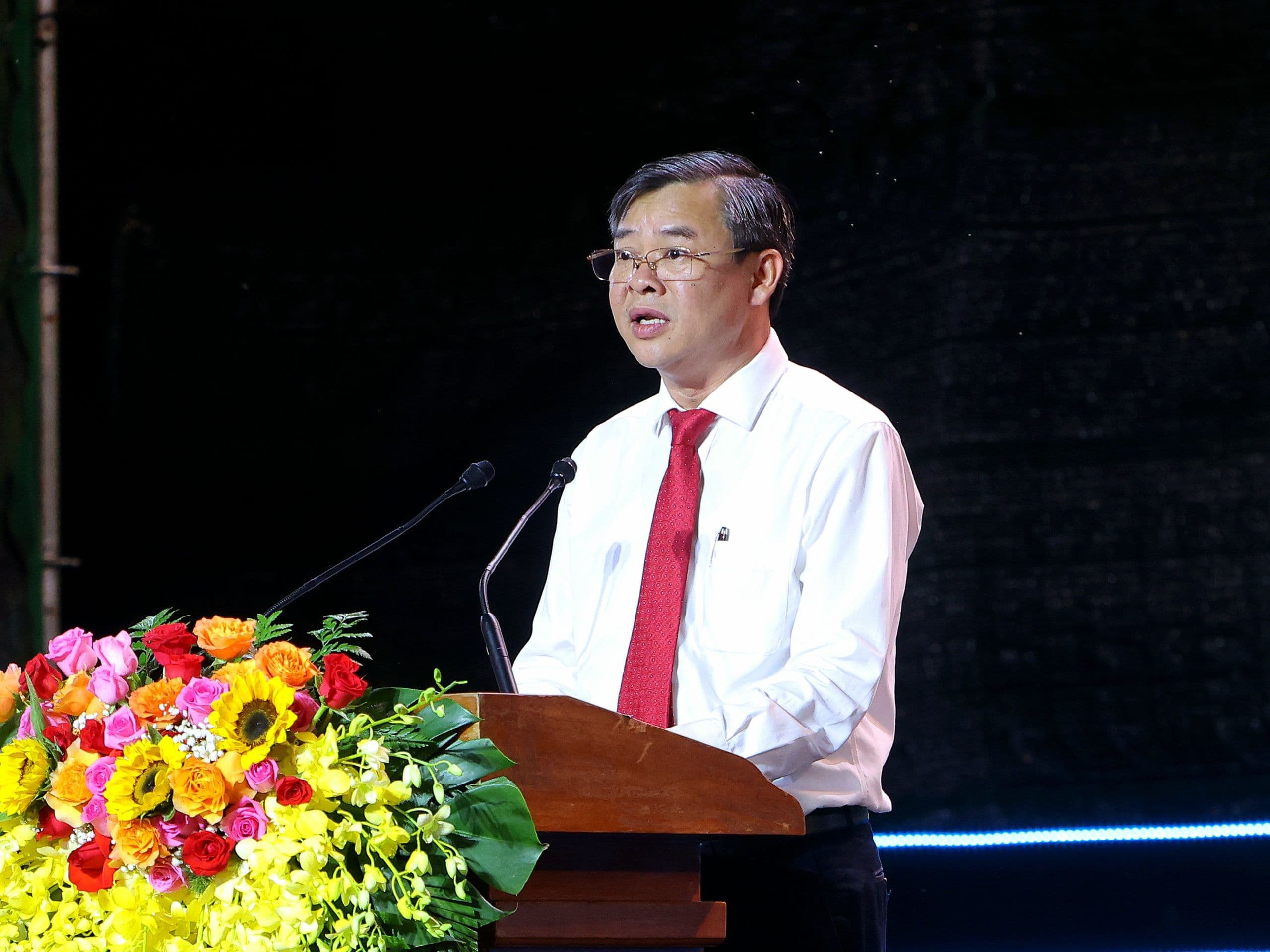 Một lãnh đạo phát biểu tại lễ khai mạc, thể hiện nỗ lực bảo tồn, phát huy di sản và kết nối du lịch cho lễ hội Ok Om Bok.