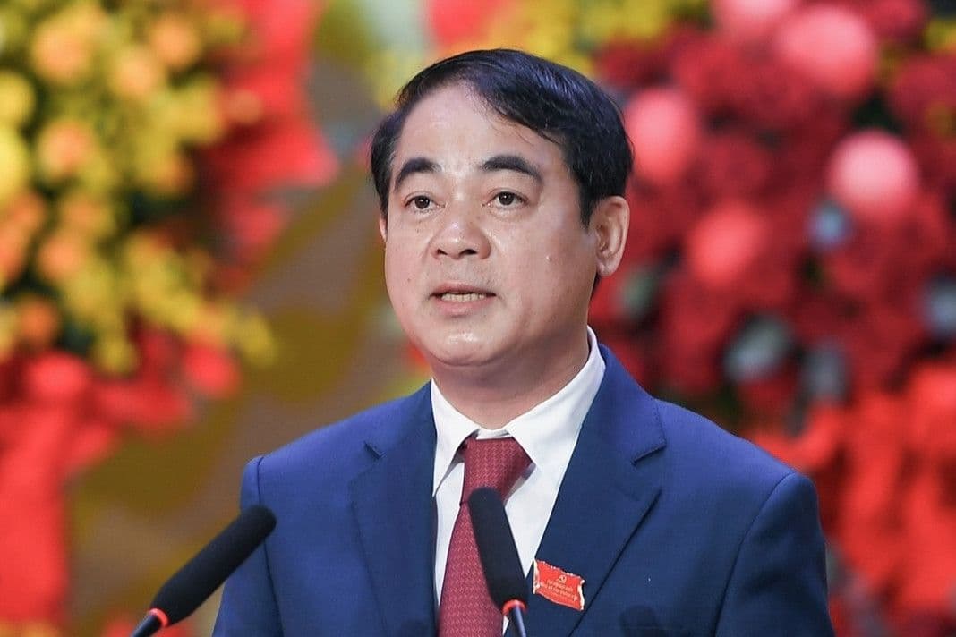 Một lãnh đạo phát biểu tại sự kiện, tượng trưng cho tầm nhìn và vai trò dẫn dắt trong giáo dục.