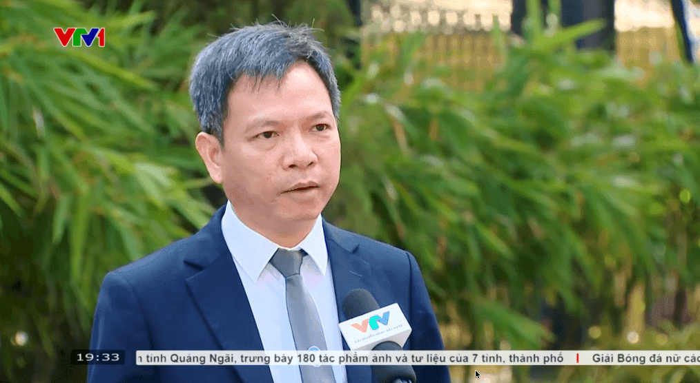 Một luật sư hoặc chuyên gia pháp lý đang phát biểu về cơ sở và giới hạn của việc miễn trách nhiệm hình sự trong vụ án.