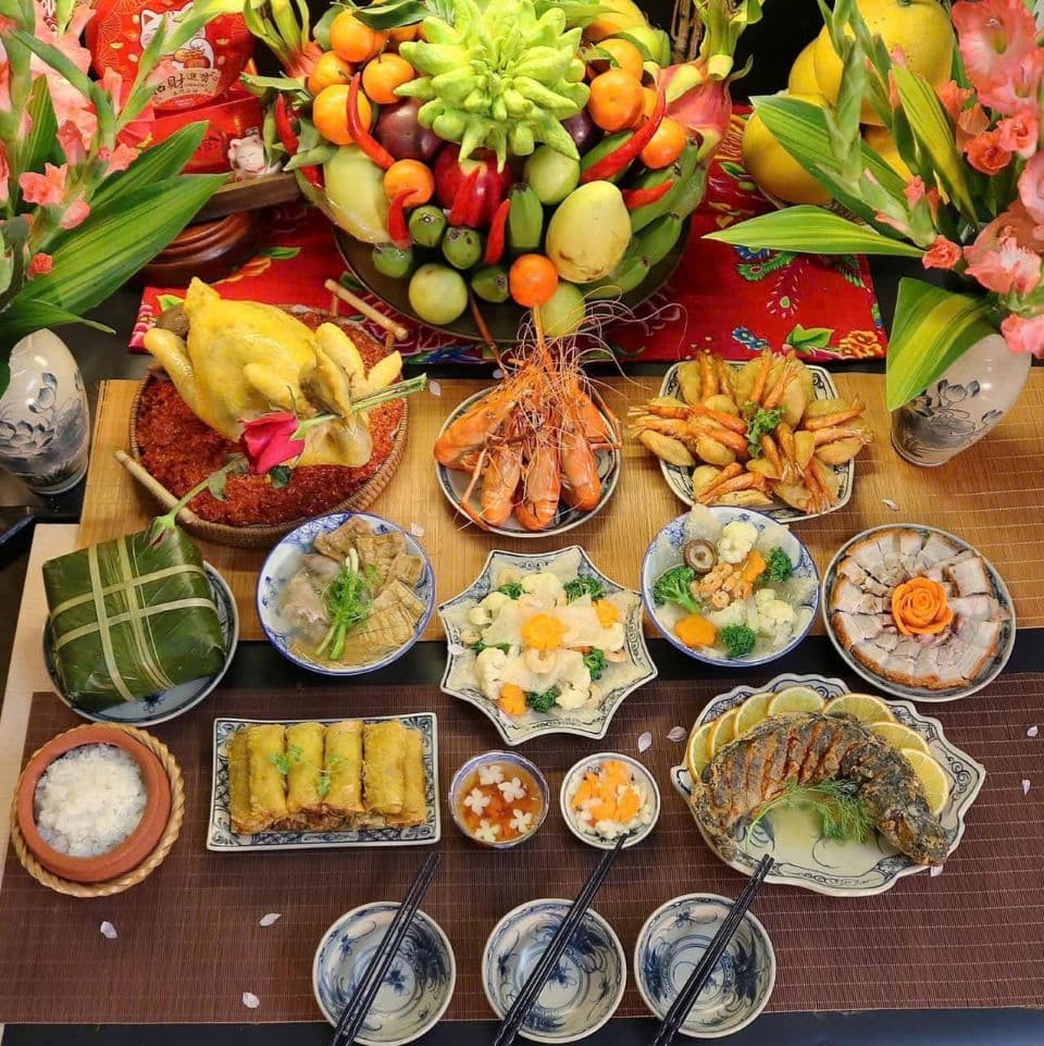 Một mâm cúng Rằm đầy đủ các món ăn truyền thống, thể hiện sự chuẩn bị chu đáo cho ngày lễ.