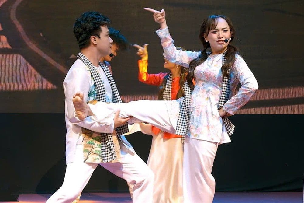 Một màn biểu diễn bị đánh giá là 'phản cảm' và 'ngả ngớn' trên sân khấu, minh họa hiện tượng 'diễn chui' làm xói mòn chuẩn mực nghệ thuật.