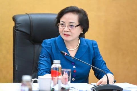Một nữ lãnh đạo đang phát biểu, tượng trưng cho sự ghi nhận và động viên trong chính sách khen thưởng mới.