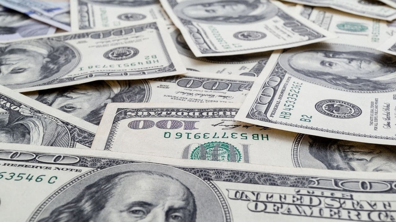 Một đống tiền đô la Mỹ, tượng trưng cho mức trợ cấp SSI tối đa và việc tối ưu hóa quyền lợi.