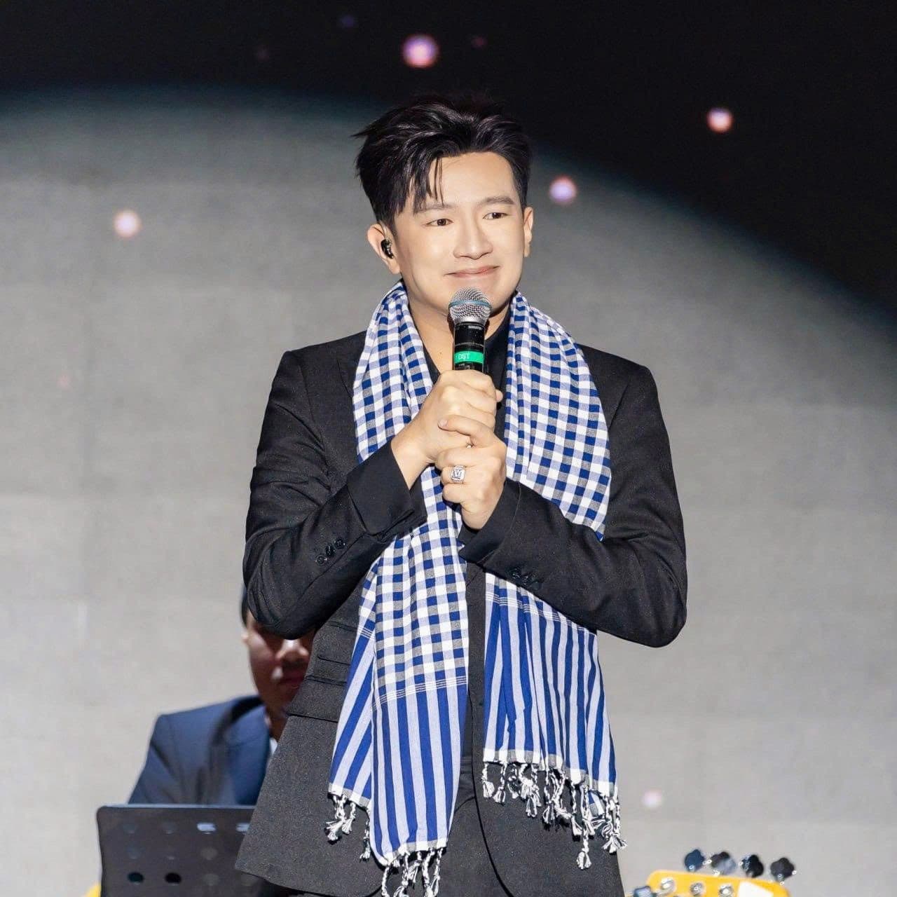 Một nghệ sĩ chuyên nghiệp biểu diễn trên sân khấu, tượng trưng cho chuẩn mực và giá trị nghệ thuật chân chính mà 'tick xanh' văn hóa hướng tới.