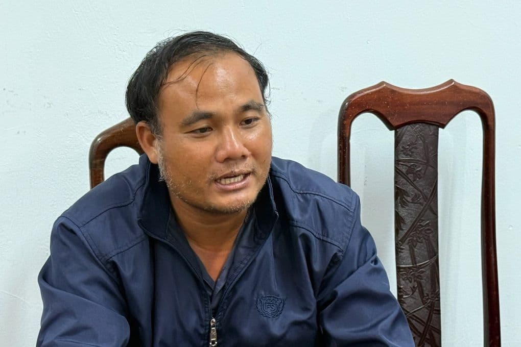 Một nghi phạm đang bị thẩm vấn trong quá trình điều tra vụ án, làm sáng tỏ những bí ẩn.