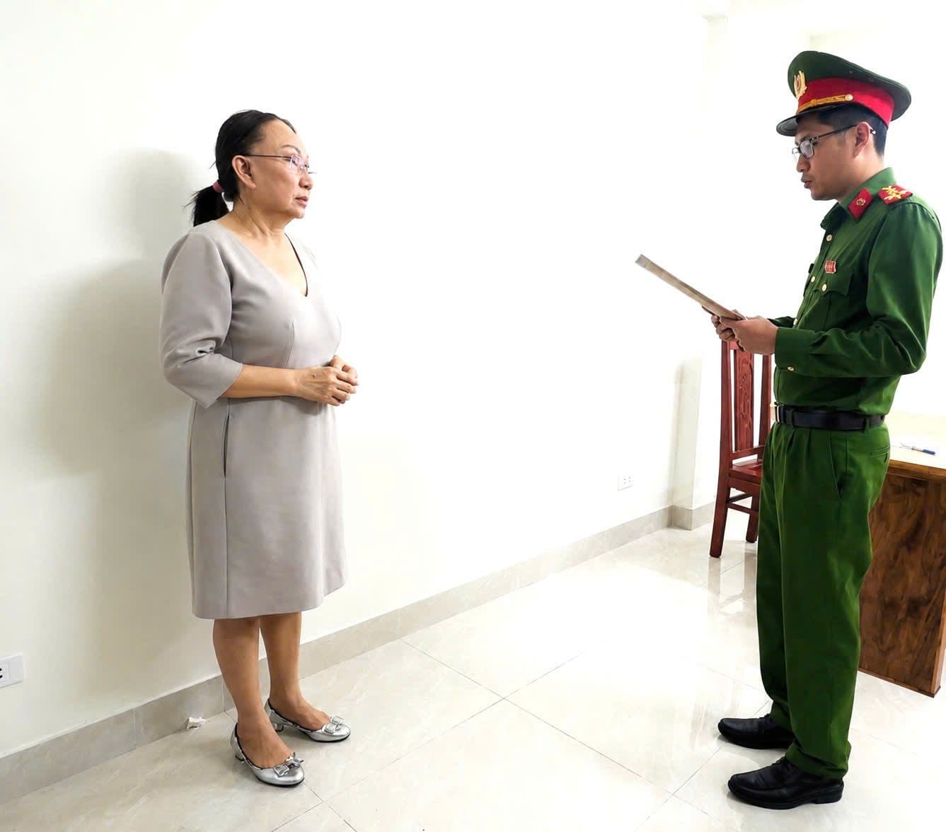 Một nghi phạm trong vụ án buôn lậu kim cương bị cảnh sát lấy lời khai.