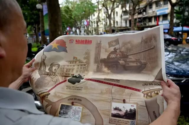Một người đang đọc báo Nhân Dân với hình ảnh tuyên truyền, minh họa định hướng báo chí tập trung vào nhiệm vụ tuyên truyền.