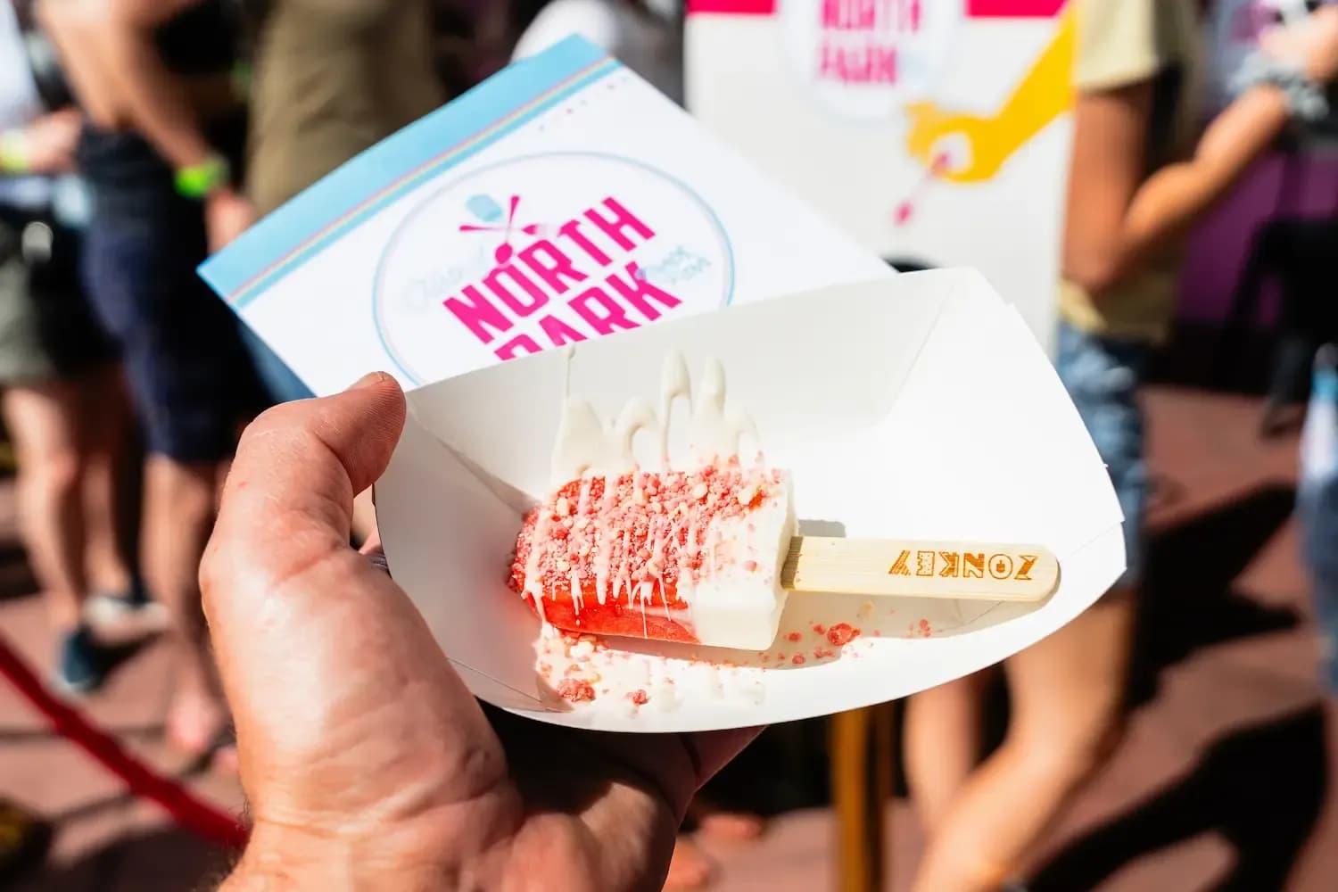 Một người đang cầm món tráng miệng tại lễ hội ẩm thực Taste of North Park ở San Diego.