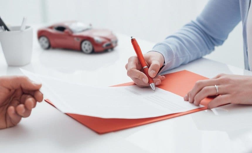 Một người đang ký hợp đồng bảo hiểm ô tô, nghiệp vụ chính bị lợi dụng trong vụ án PJICO.