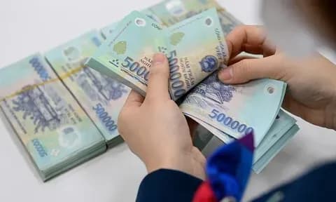 Một người đang đếm tiền, minh họa việc quản lý tài chính và các rủi ro tài chính khi nghỉ hưu sớm.