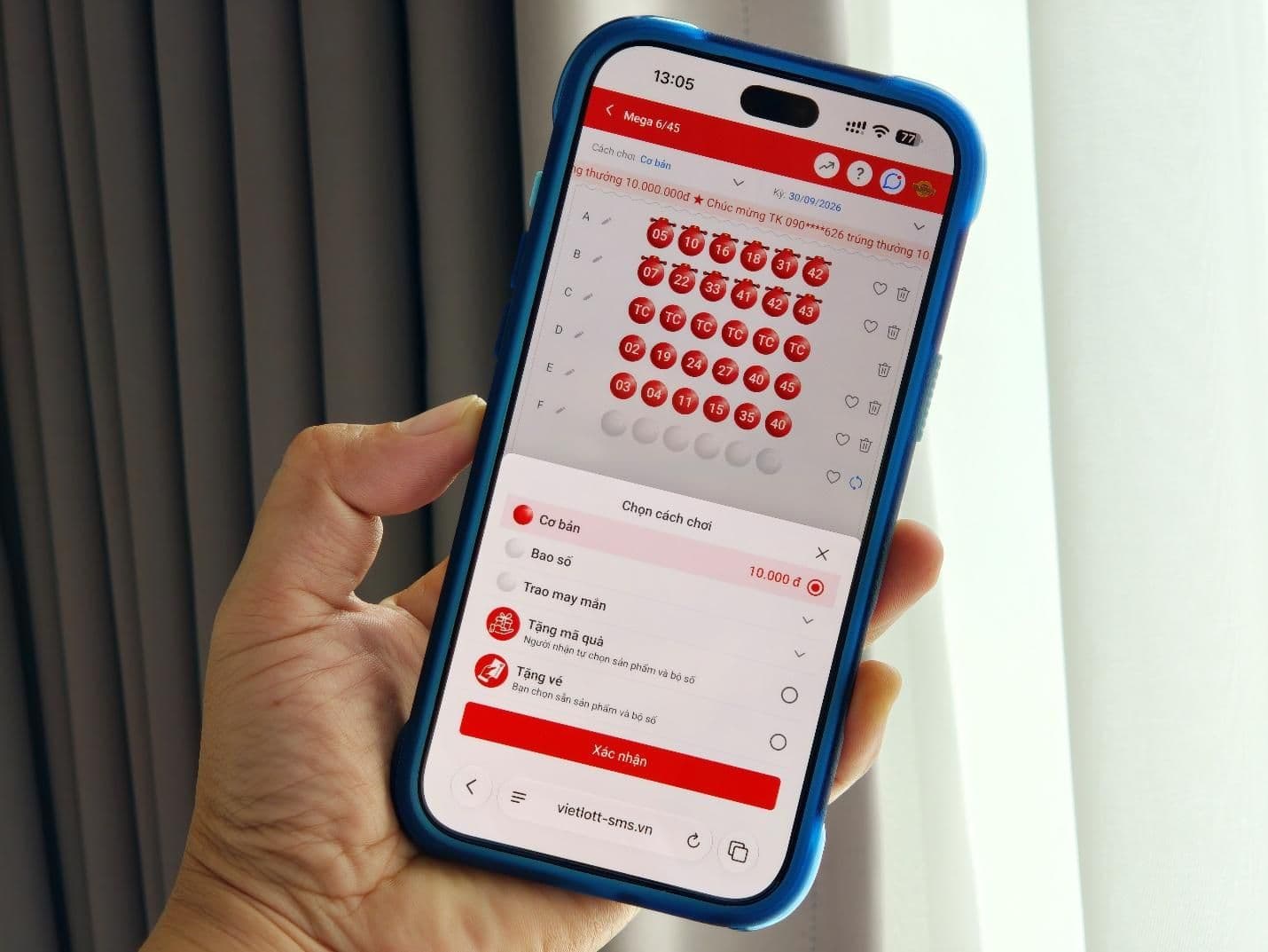 Một người đang sử dụng ứng dụng Vietlott SMS để chọn số, đại diện cho việc theo đuổi giấc mơ đổi đời.