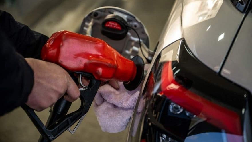 Một người đang đổ xăng vào xe, hình ảnh quen thuộc phản ánh chi phí nhiên liệu hàng ngày