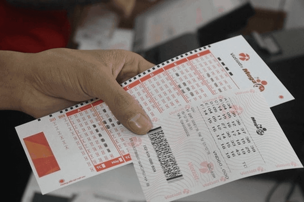 Một người cầm nhiều tấm vé số Vietlott, biểu tượng cho giải Jackpot kỷ lục 345 tỷ đồng.