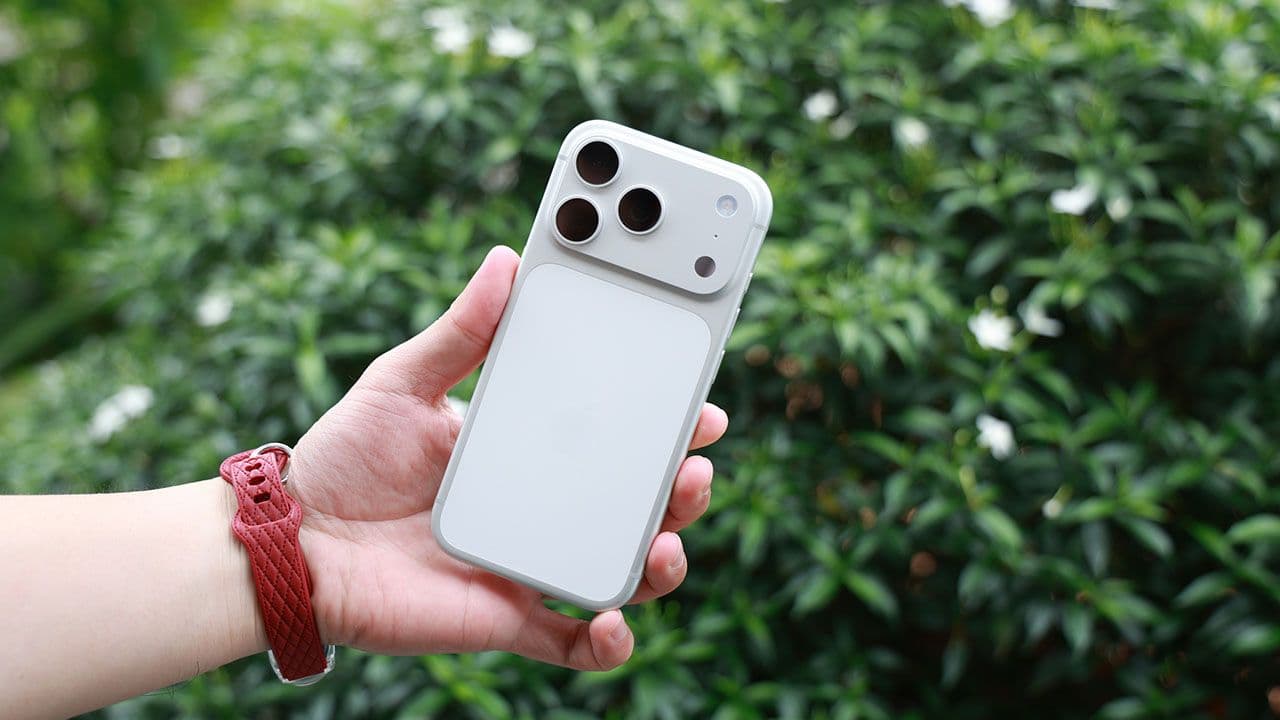 Một người dùng đang cầm iPhone, minh họa tầm quan trọng của việc cập nhật iOS 26.6.2 để đảm bảo trải nghiệm liền mạch.