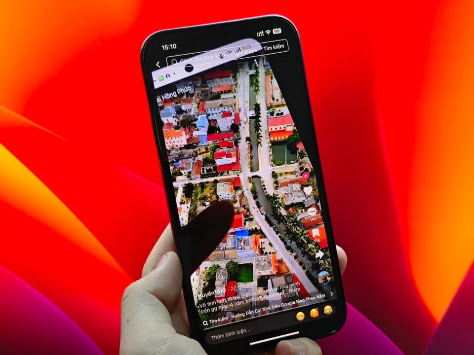 Một người dùng đang xem Google Maps trên điện thoại, thể hiện xu hướng du hành thời gian qua ứng dụng.