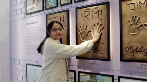 Một người hâm mộ chạm vào dấu tay của thần tượng K-pop tại cửa hàng, thể hiện sự kết nối gần gũi.