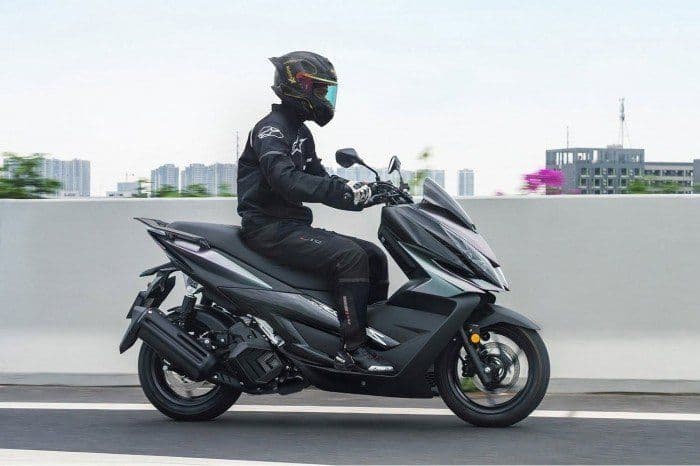 Một người lái xe tay ga Zontes V125 màu đen trên đường đô thị, thể hiện sự tích hợp của xe tay ga công nghệ tiên tiến vào hệ thống giao thông tương lai.