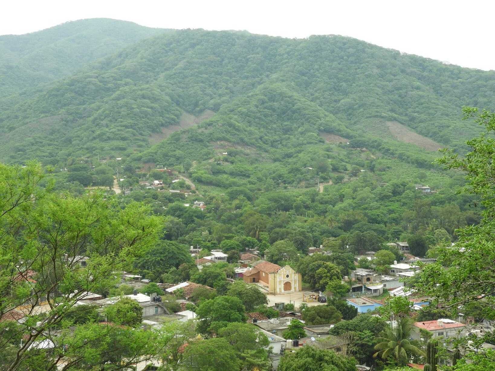 Một ngôi làng Mexico giữa thung lũng xanh, bối cảnh cho các trung tâm phát triển bền vững.