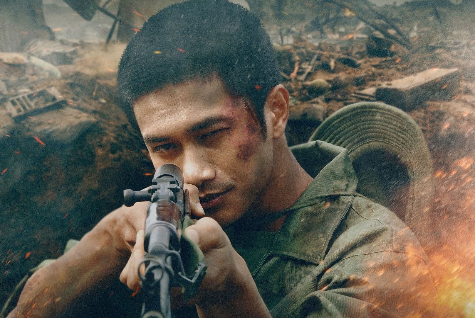 Một người lính với vết thương trên mặt đang ngắm bắn, thể hiện sự khốc liệt và cảm xúc chân thực trong phim 'Mưa Đỏ'.