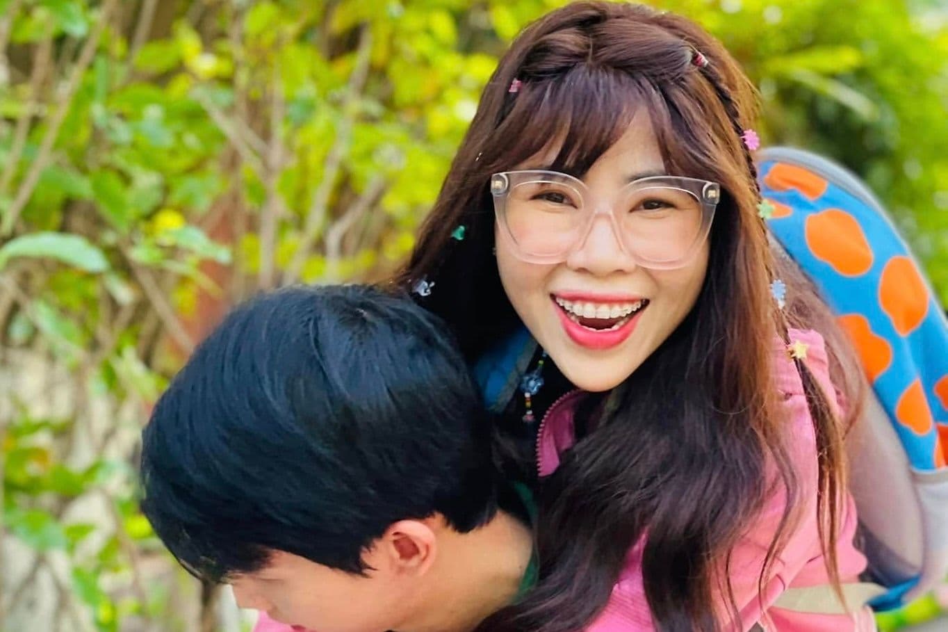 Một người mẹ trẻ hạnh phúc bên con, tượng trưng cho tâm lý mong manh và nhu cầu được yêu thương của phụ nữ sau sinh.