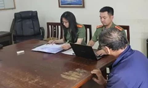 Một người đàn ông đang bị cảnh sát thẩm vấn, tượng trưng cho rủi ro pháp lý trong kinh doanh.