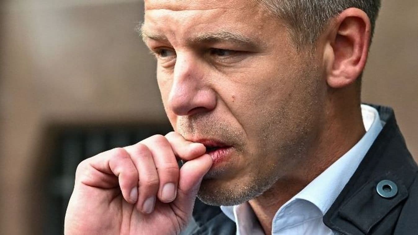 Một người đàn ông đang cắn móng tay, thể hiện sự lo lắng hoặc đấu tranh nội bộ của Hungary trong việc tìm kiếm giải pháp năng lượng