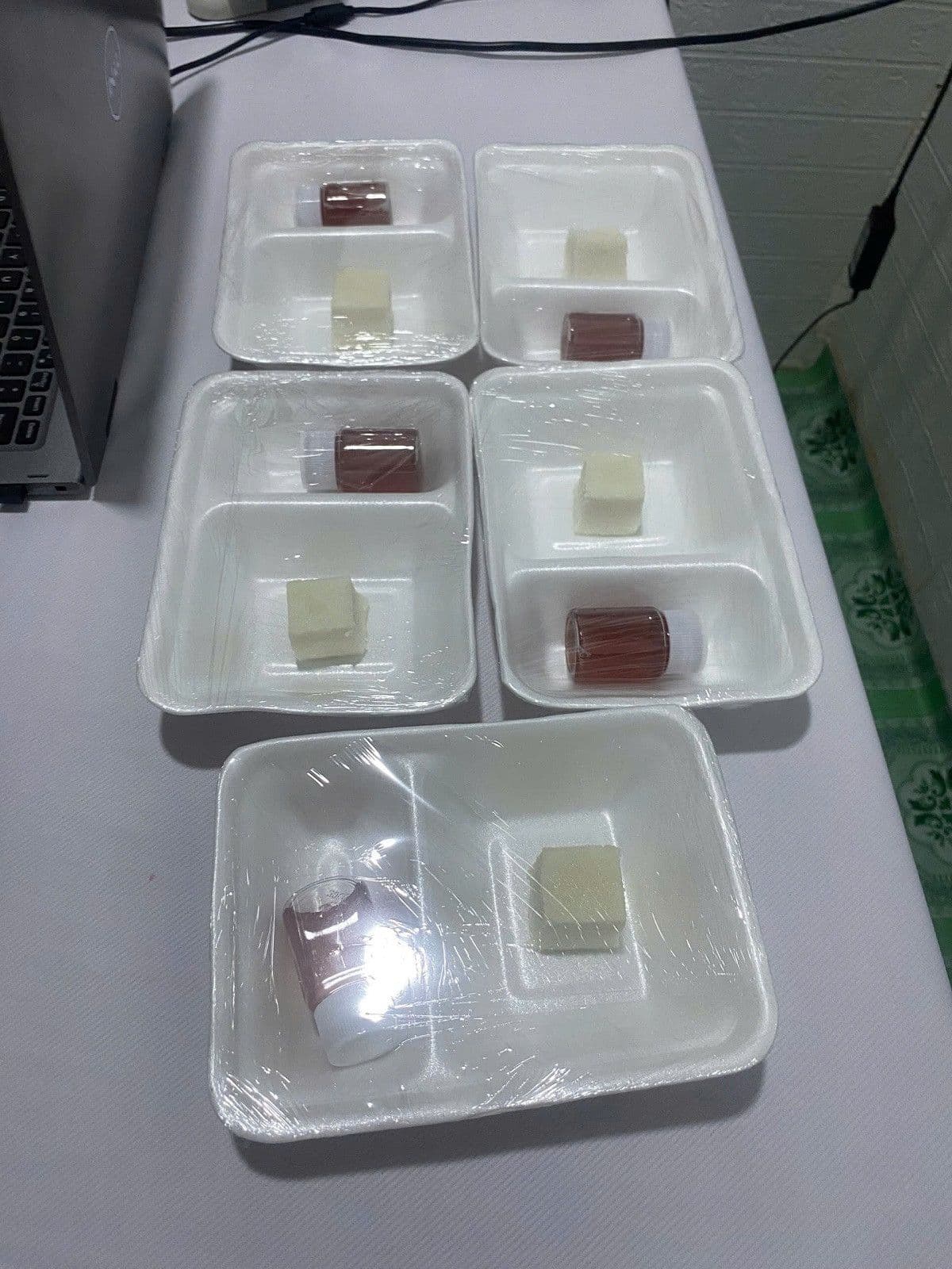 Một người đàn ông đang thuyết giảng hoặc chiêu dụ thành viên mới, minh họa kịch bản lôi kéo của các nhóm lợi dụng lòng tin.