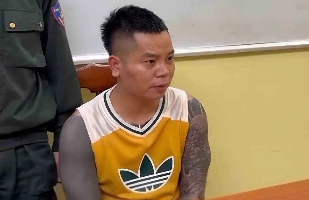Một người đàn ông bị bắt giữ, phản ánh thực trạng xã hội và hệ thống pháp luật.