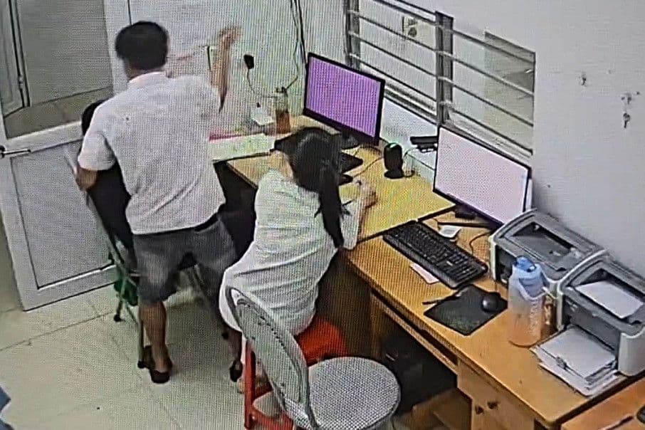 Một người đàn ông có hành vi đe dọa nhân viên y tế trong môi trường bệnh viện, minh họa nguy cơ bạo lực mà y bác sĩ phải đối mặt.