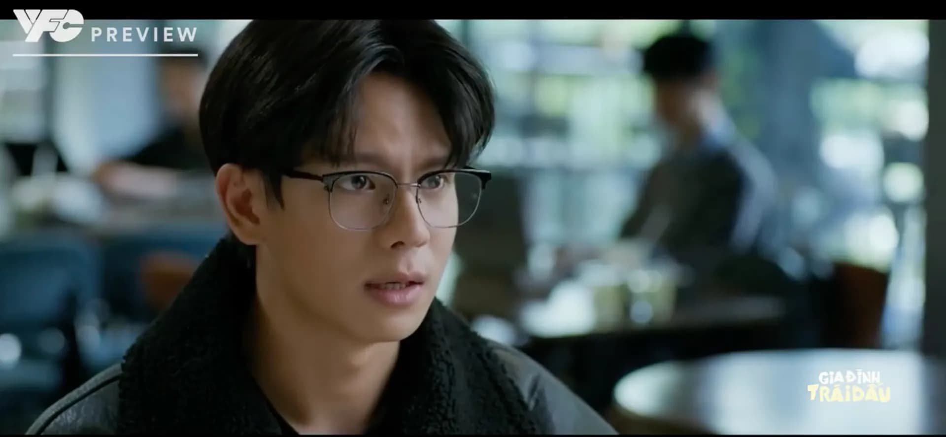 Một người đàn ông đeo kính với vẻ mặt lo lắng, có logo 'Gia Đình Trái Dấu', đại diện cho những biến cố trong tập 29.