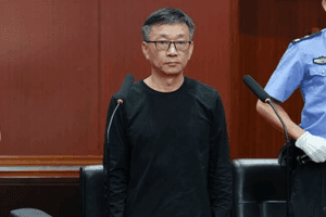 Một người đàn ông đứng trước tòa án, tượng trưng cho những biến cố pháp lý và cáo buộc liên quan đến lãnh đạo FLC.