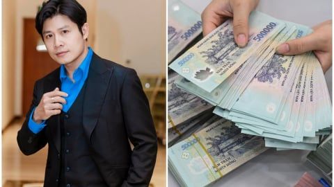 Một người đàn ông và chồng tiền giấy Việt Nam đồng, tượng trưng cho giao dịch tài chính và giá trị kinh tế.