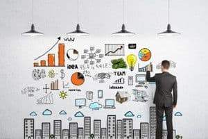 Một người đàn ông vẽ sơ đồ chiến lược kinh doanh đa ngành trên tường, thể hiện sự đa dạng hóa của Vinaconex