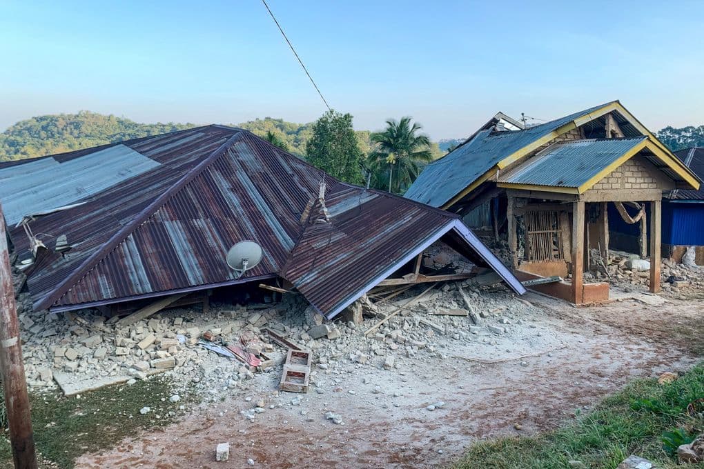 Một ngôi nhà bị sập đổ ở tỉnh Đông Nusa Tenggara, Indonesia, sau trận động đất, cho thấy thiệt hại về kiến trúc