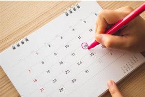 Một người đánh dấu ngày trên lịch, tượng trưng cho sự cần thiết phải theo dõi thời hạn và thu thập chứng từ kịp thời cho việc quyết toán thuế và các khoản giảm trừ.