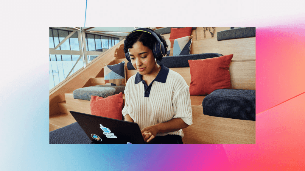 Một người phụ nữ đeo tai nghe đang làm việc trên máy tính xách tay, tượng trưng cho khả năng kiểm soát và phát triển AI cá nhân.