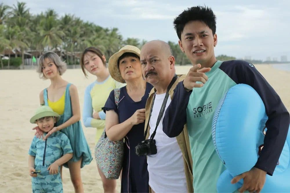 Một người phụ nữ đeo tai nghe, tượng trưng cho việc tiêu thụ nội dung trên màn hình nhỏ và các nền tảng số.