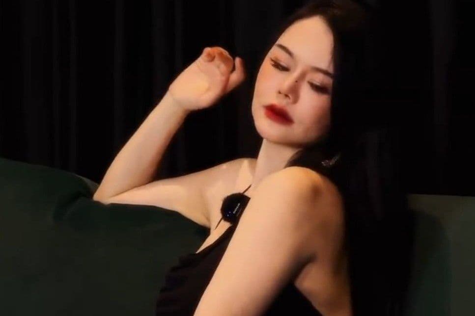 Một người phụ nữ trẻ với vẻ mặt suy tư, tượng trưng cho những cá nhân bị ảnh hưởng bởi sự lan truyền thông tin trên mạng xã hội.