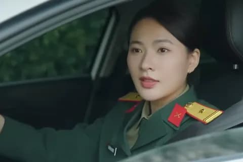 Một người phụ nữ trong trang phục quân đội lái xe, gợi hình ảnh Dương chạy trốn khỏi gia đình trong 'Gia Đình Trái Dấu'.