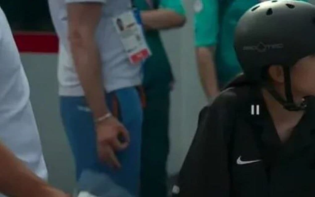 Một người thực hiện cử chỉ 'OK' tại Olympic Paris 2024, dẫn đến việc thu hồi thẻ tác nghiệp, minh họa sự nhạy cảm của cử chỉ trọng tài.