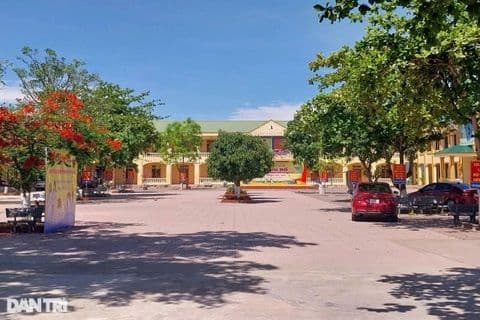 Một ngôi trường phổ thông, nơi diễn ra các kỳ thi và đánh giá năng lực học sinh.