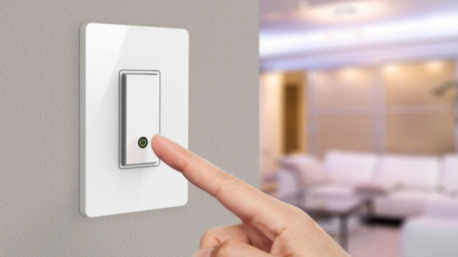 Một ngón tay đang tắt công tắc điện, tượng trưng cho hành động tiết kiệm điện