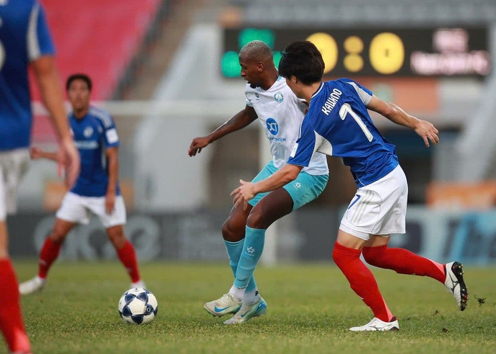 Một ngoại binh của Thép Xanh Nam Định trong pha tranh chấp bóng, minh họa lối chơi dựa vào cá nhân.