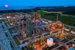 Một nhà máy công nghiệp lớn, tượng trưng cho hạ tầng số quốc gia và sự hợp tác với Bộ Công an trong an ninh mạng.